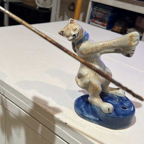 Louisville stoneware cat holding flower - Picture 9 of 10